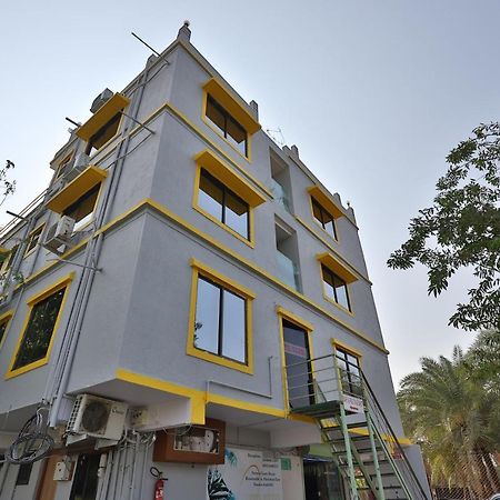 Oyo 24833 Hotel Silver Daman Bagian luar foto