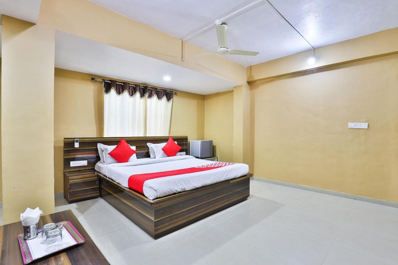 Oyo 24833 Hotel Silver Daman Bagian luar foto