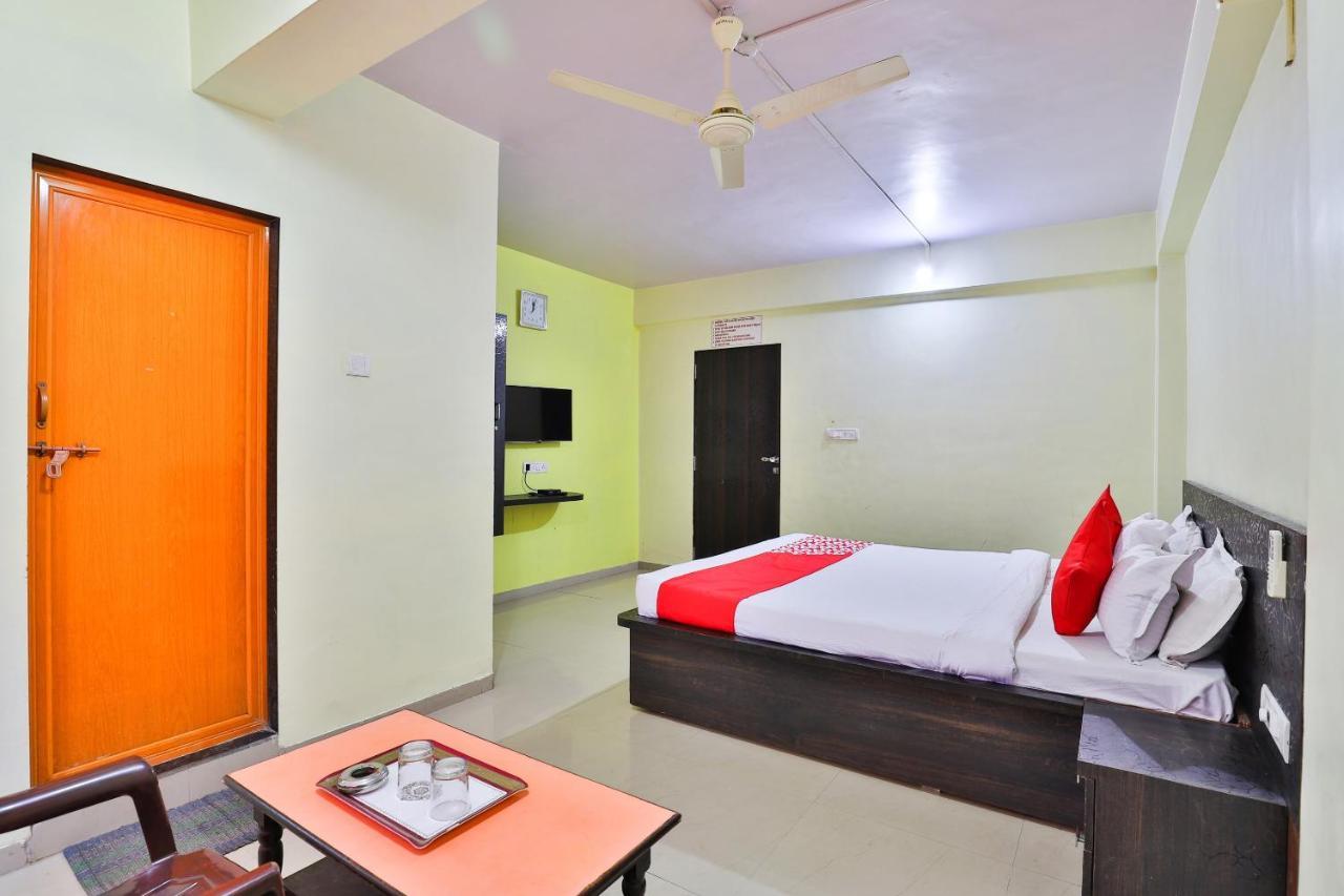 Oyo 24833 Hotel Silver Daman Bagian luar foto