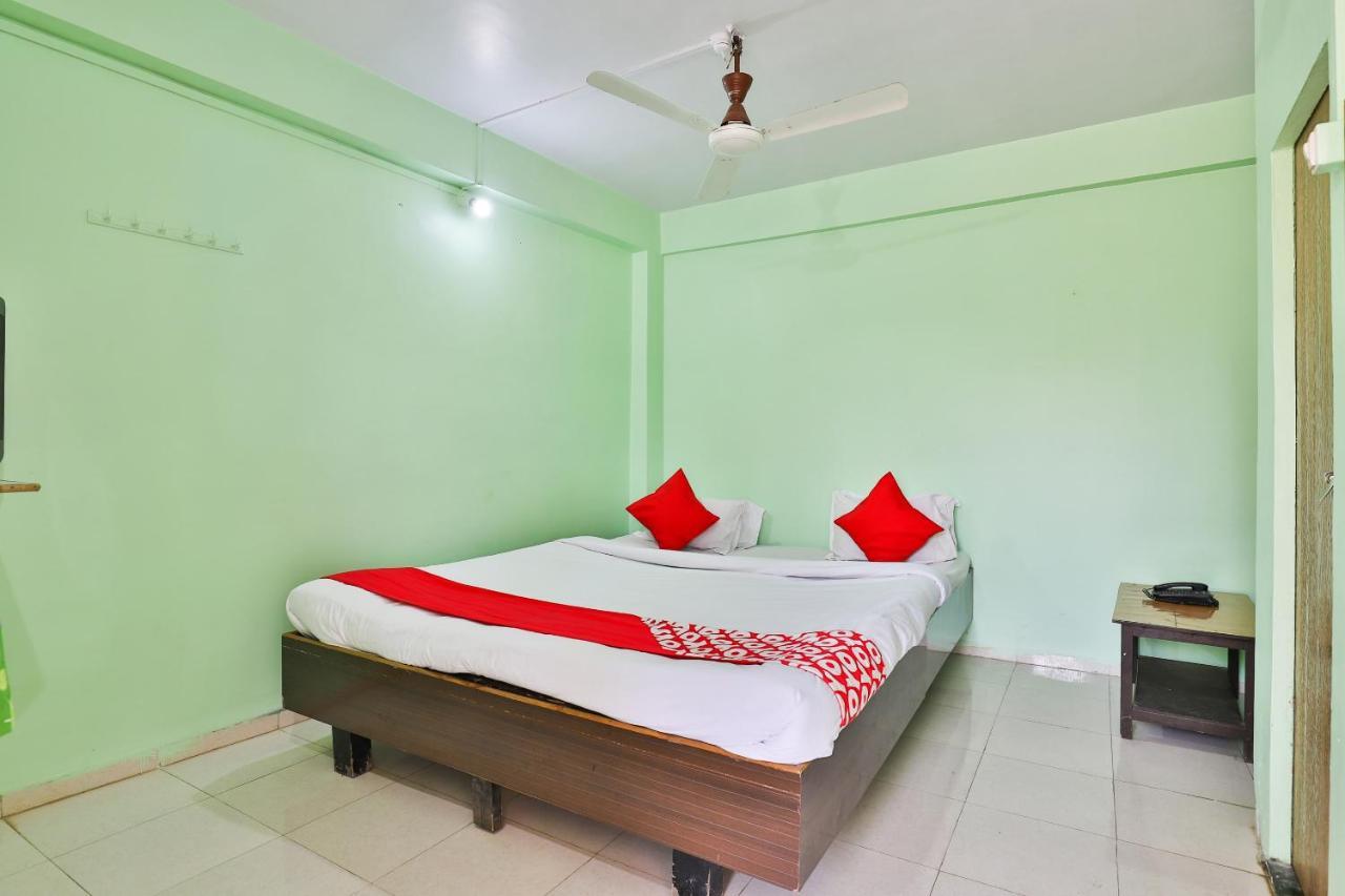 Oyo 24833 Hotel Silver Daman Bagian luar foto