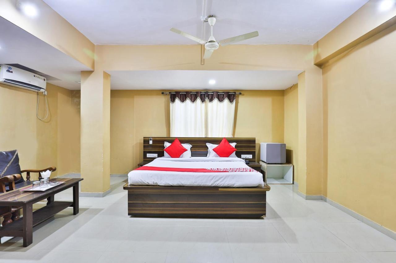 Oyo 24833 Hotel Silver Daman Bagian luar foto
