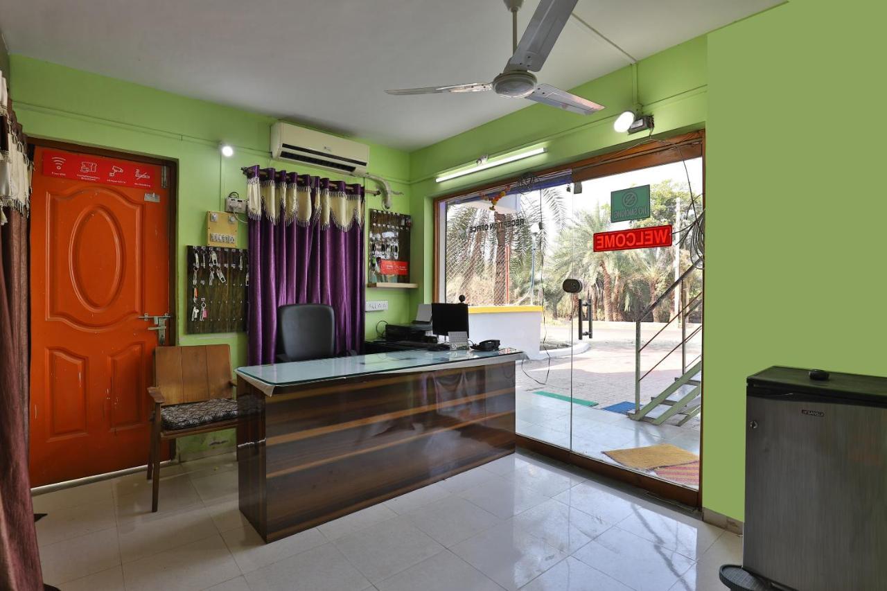 Oyo 24833 Hotel Silver Daman Bagian luar foto