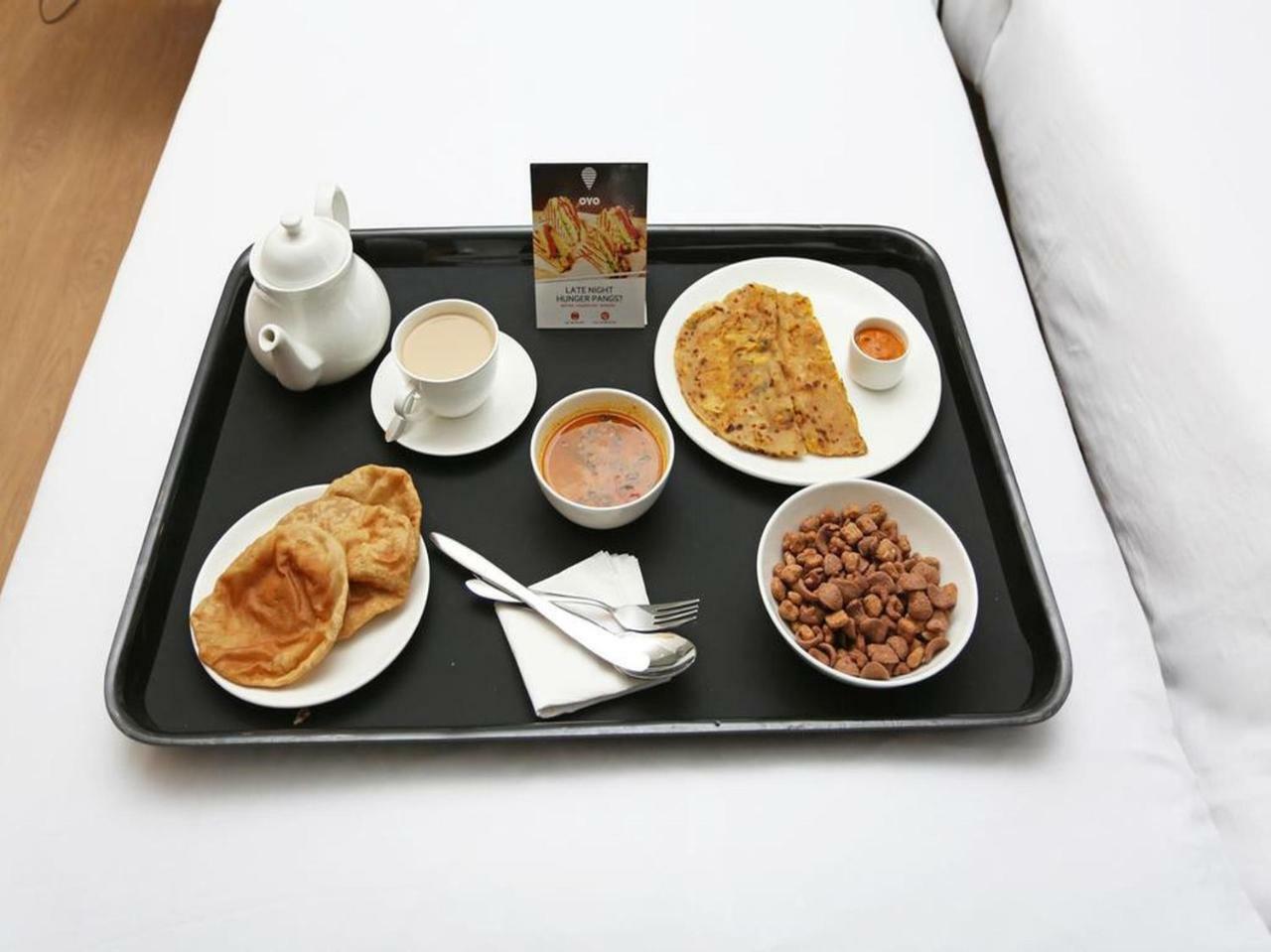 Oyo 24833 Hotel Silver Daman Bagian luar foto